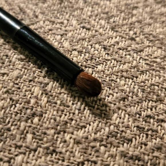 Avon Rounded Shadow Brush - Picture 2 of 3